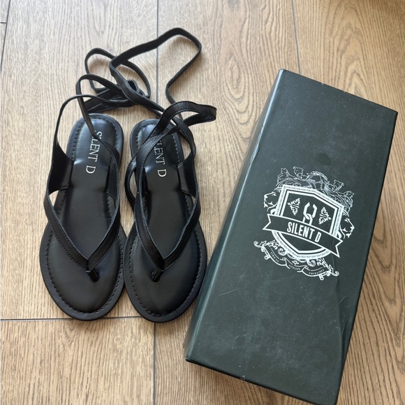 Elegant Black Strappy Sandals - Picture 4 of 5